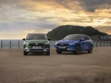 Ford Kuga 2023 groen en blauw geparkeerd