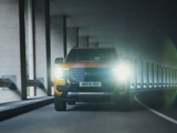 Ford Ranger geel voorkant met lampen aan rijdend in een tunnel