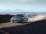 Ford Explorer blauw schuinvoorkant rijdend op een zandpad met rookwolk er achter