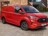 Ford Transit Custom Limited rood schuinvoorkant geparkeerd in een stad