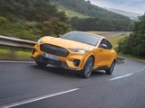 Ford Mustang Mach E GT geel berg opwaards schuinvoor