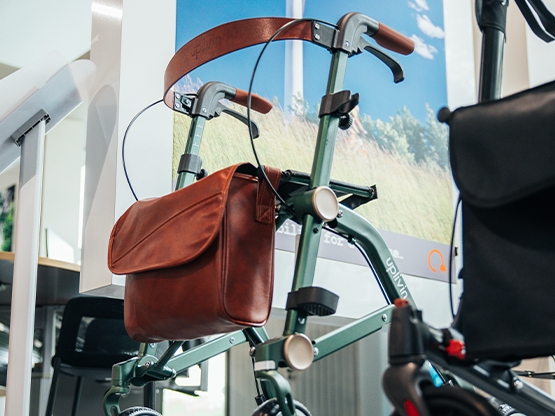 Rollator in de showroom van Van der Burgh