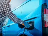 Ford E-Transit Courier blauw aan het opladen