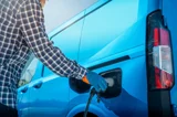 Ford E-Transit Courier blauw aan het opladen