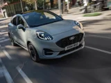 Ford Eu PUMA MCA ST Line licht grijs schuinvoorkant aan het rijden