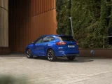 Ford Kuga 2023 ST Line blauw schuinachterkant geparkeerd