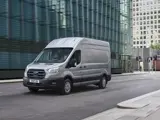 Ford E Transit Rijdend In De Stad