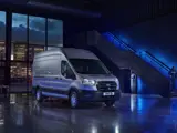 Ford E Transit Schuinvoor Aan Het Opladen In Grote Ruimte