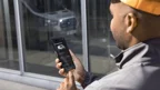 Man met FordPass pro op zijn telefoon