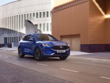 Ford Kuga 2023 ST Line blauw schuinvoorkant aan het rijden