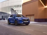 Ford Kuga 2023 ST Line blauw schuinvoorkant aan het rijden