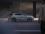 Ford Puma 2024 zijkant geparkeerd met vrouw die er tegen leunt