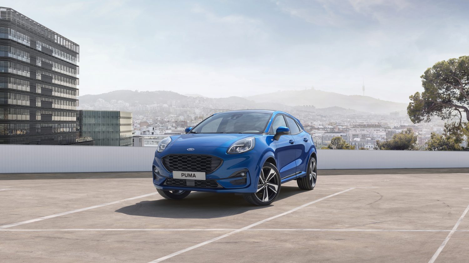 Ford Puma ST blauw geparkeerd op een parkeerplaats