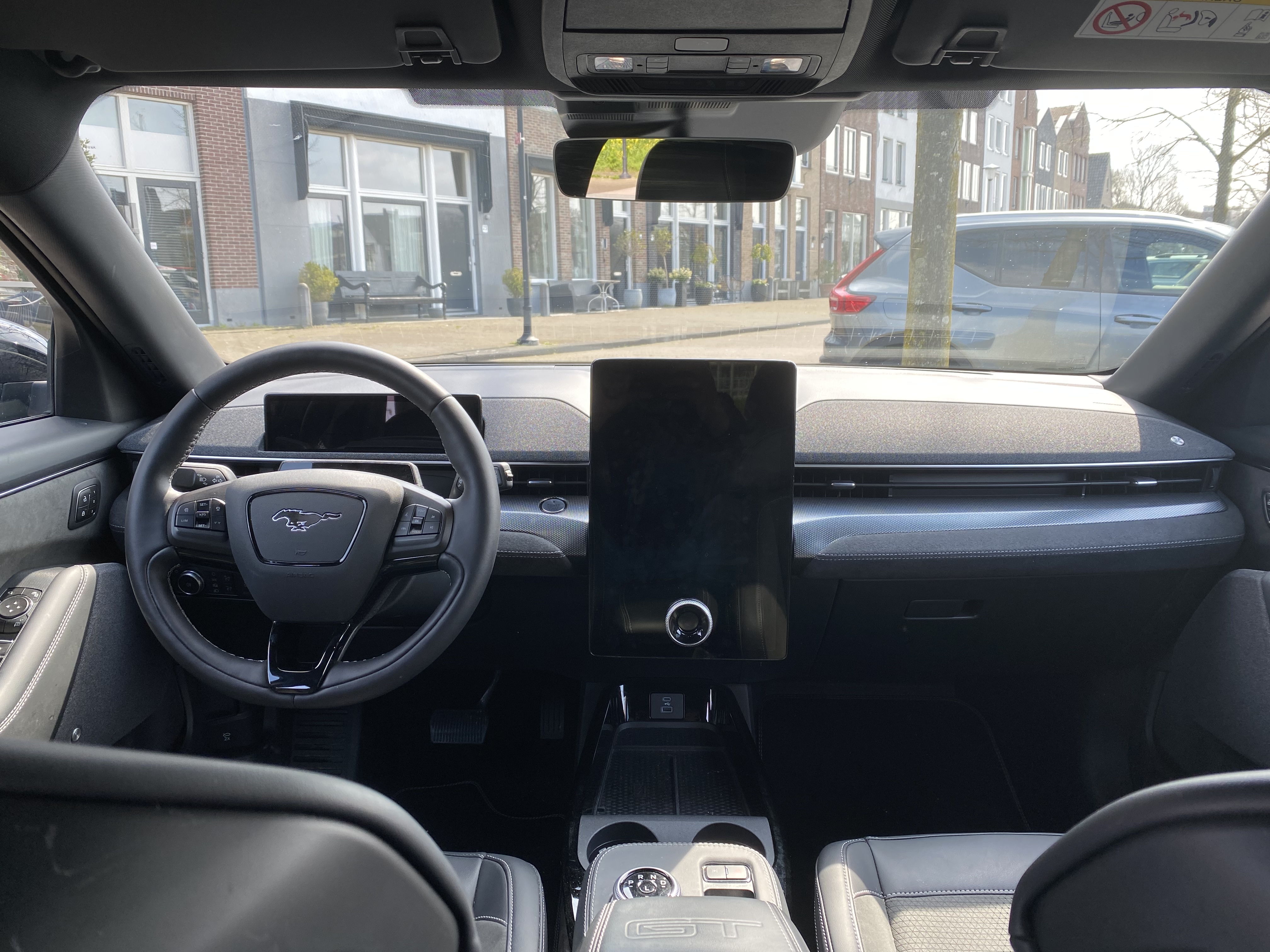 cockpit van de Ford Mustang Mach-E (GT) met het stuur, dashboard, voorstoelen en voorruit