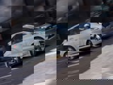 Ford Eu PUMA MCA ST Line wit zijkant aan het rijden