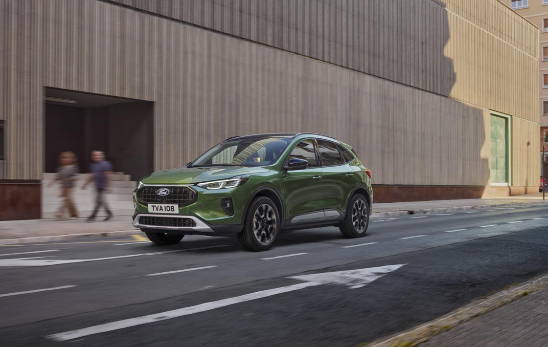 Ford Kuga 2023 groen schuinvoorkant aan het rijden