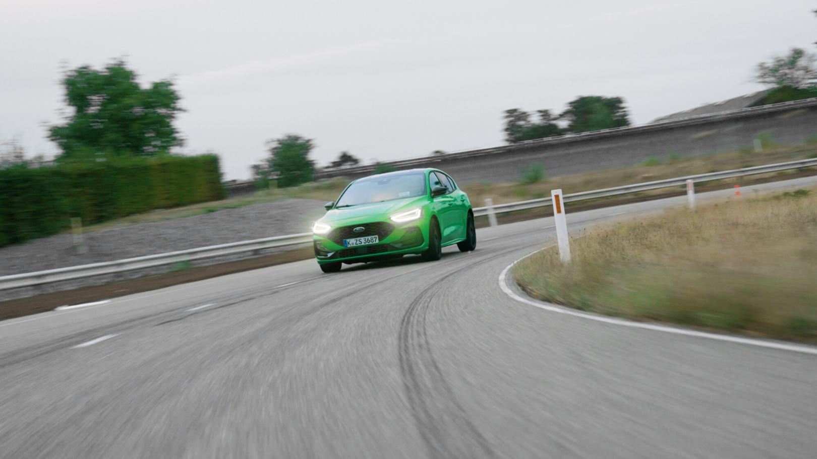 Ford Focus ST groen rijdend op een race baan