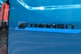 Ford E-Transit Courier E-Transit embleem op de achterkant van een blauwe bus