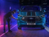 man die E-Transit Custom gaat opladen