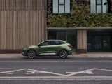 Ford Kuga 2023 groen zijkant geparkeerd naast de weg