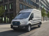 Ford E Transit Rijdend Langs Gebouwen
